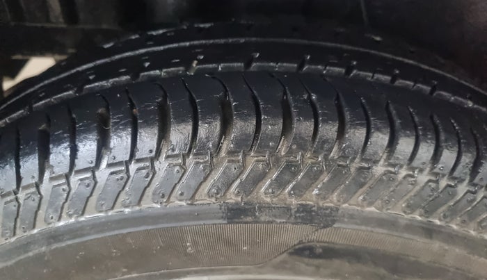 2015 Maruti Swift LXI (O), Petrol, Manual, 23,287 km, Right Rear Tyre Tread