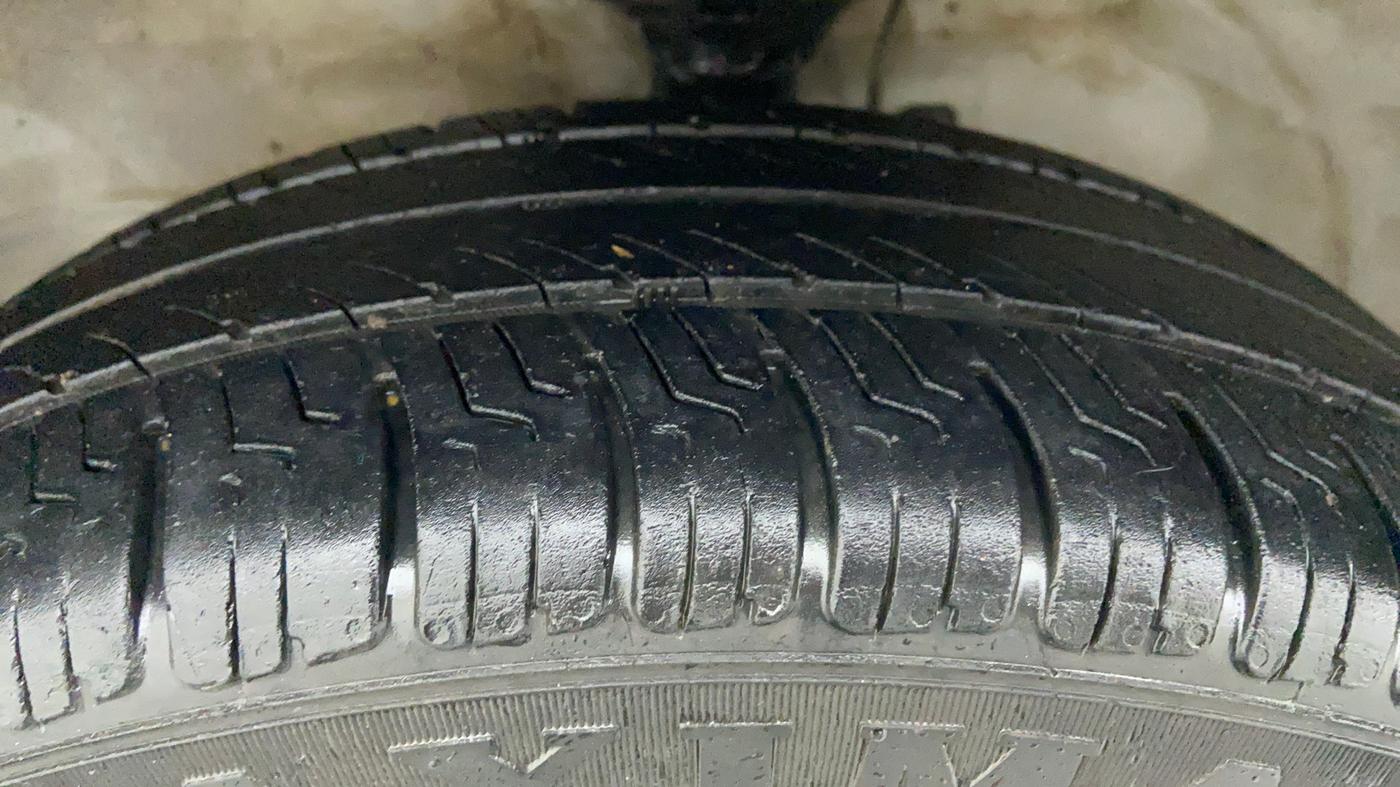 2016 Maruti Wagon R 1.0 VXI AMT, Petrol, Automatic, 42,079 km, Left Front Tyre Tread
