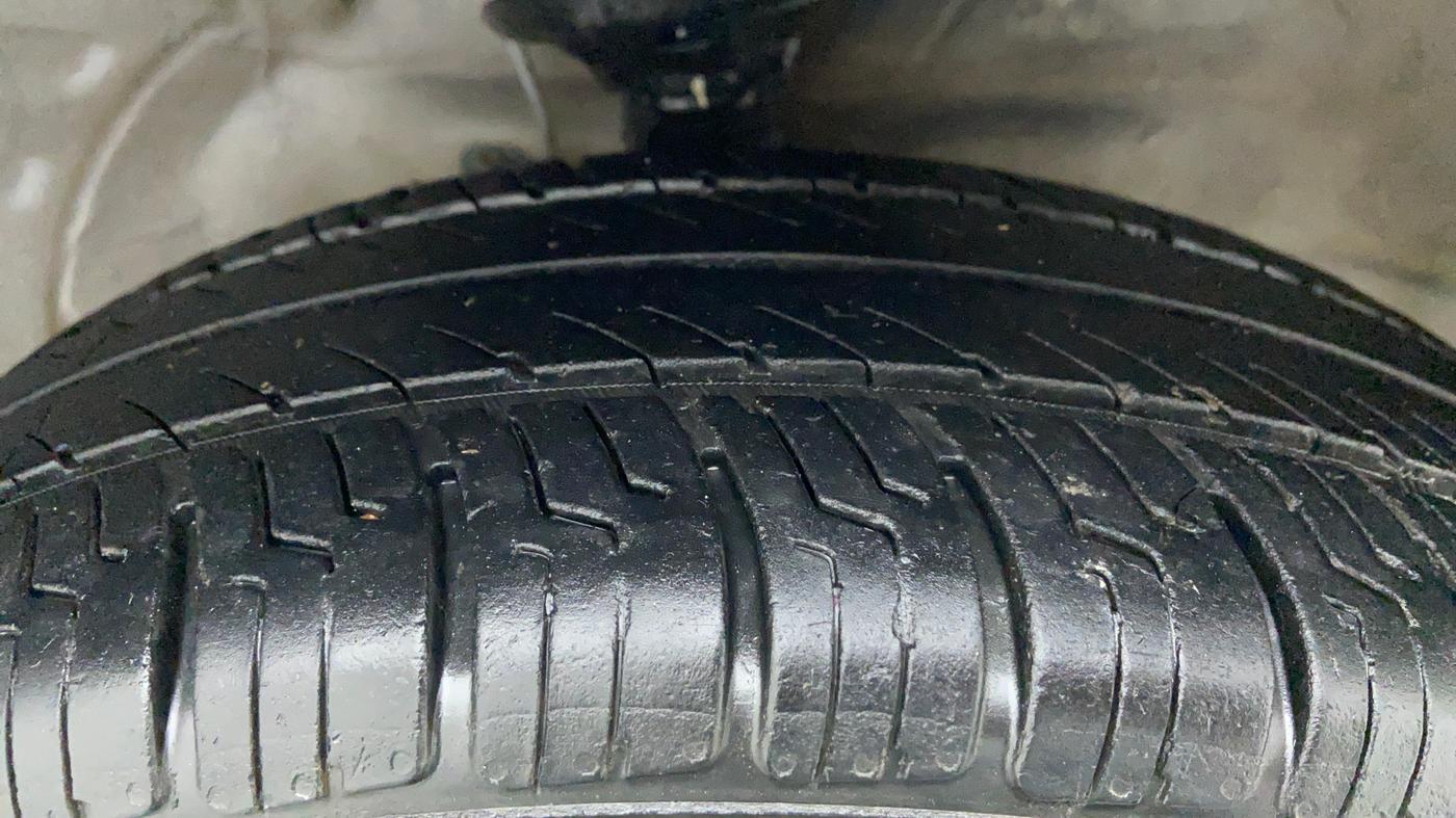 2016 Maruti Wagon R 1.0 VXI AMT, Petrol, Automatic, 42,079 km, Right Front Tyre Tread