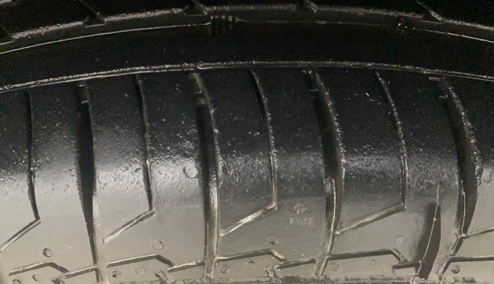 2015 Maruti S Cross ZETA 1.6, Diesel, Manual, 1,00,554 km, Right Front Tyre Tread