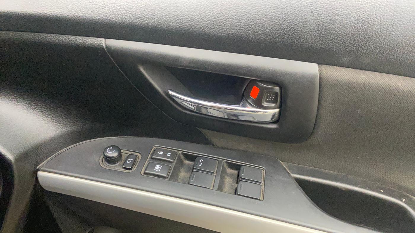 2015 Maruti S Cross ZETA 1.6, Diesel, Manual, 1,00,581 km, Driver Side Door Panels Control