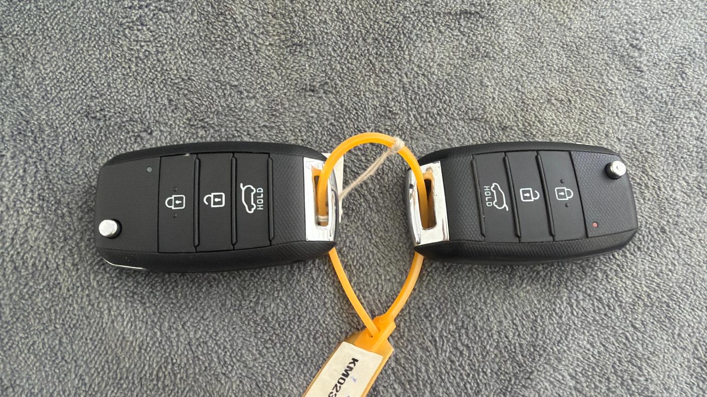 2022 KIA SONET HTK PLUS 1.2, Petrol, Manual, 1,29,073 km, Key Close Up