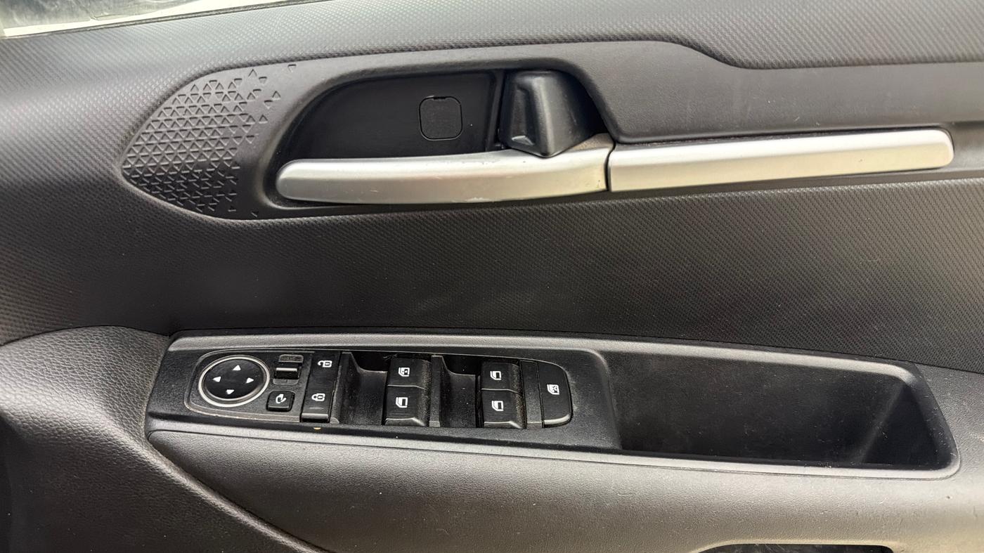 2022 KIA SONET HTK PLUS 1.2, Petrol, Manual, 1,29,073 km, Driver Side Door Panels Control