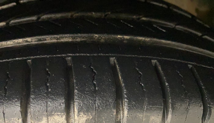 2013 Toyota Etios Liva G, Petrol, Manual, 17,283 km, Right Front Tyre Tread