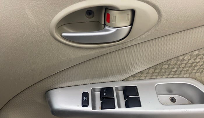 2013 Toyota Etios Liva G, Petrol, Manual, 17,283 km, Driver Side Door Panels Control