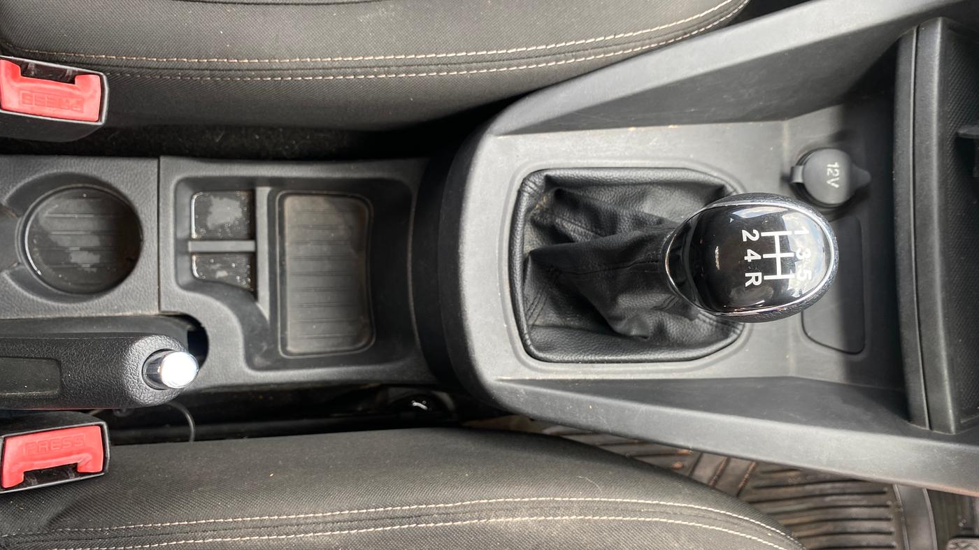 2016 Ford New Figo TITANIUM 1.2 PETROL MT, Petrol, Manual, 75,500 km, Gear Lever