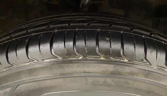 2010 Hyundai i10 SPORTZ 1.2, Petrol, Manual, 1,04,414 km, Right Front Tyre Tread