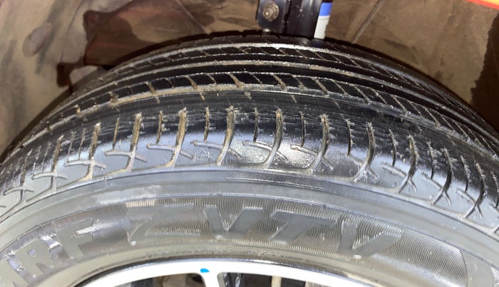 2017 Maruti Baleno DELTA PETROL 1.2, Petrol, Manual, 33,939 km, Left Front Tyre Tread