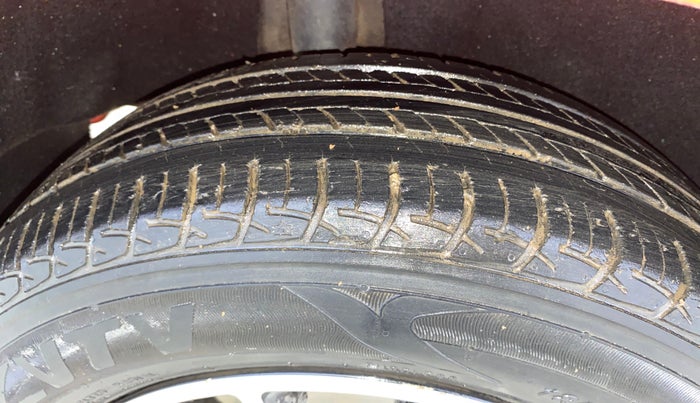 2017 Maruti Baleno DELTA PETROL 1.2, Petrol, Manual, 33,939 km, Right Rear Tyre Tread