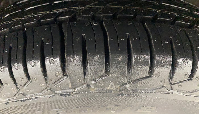 2015 Maruti Alto 800 LXI, Petrol, Manual, 29,203 km, Right Front Tyre Tread
