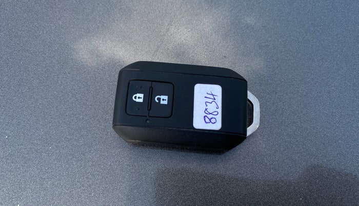 2019 Maruti Baleno ZETA PETROL 1.2, Petrol, Manual, 84,162 km, Key Close Up