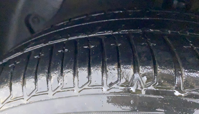 2018 Hyundai Xcent SX 1.2 (O), Petrol, Manual, 12,880 km, Left Front Tyre Tread