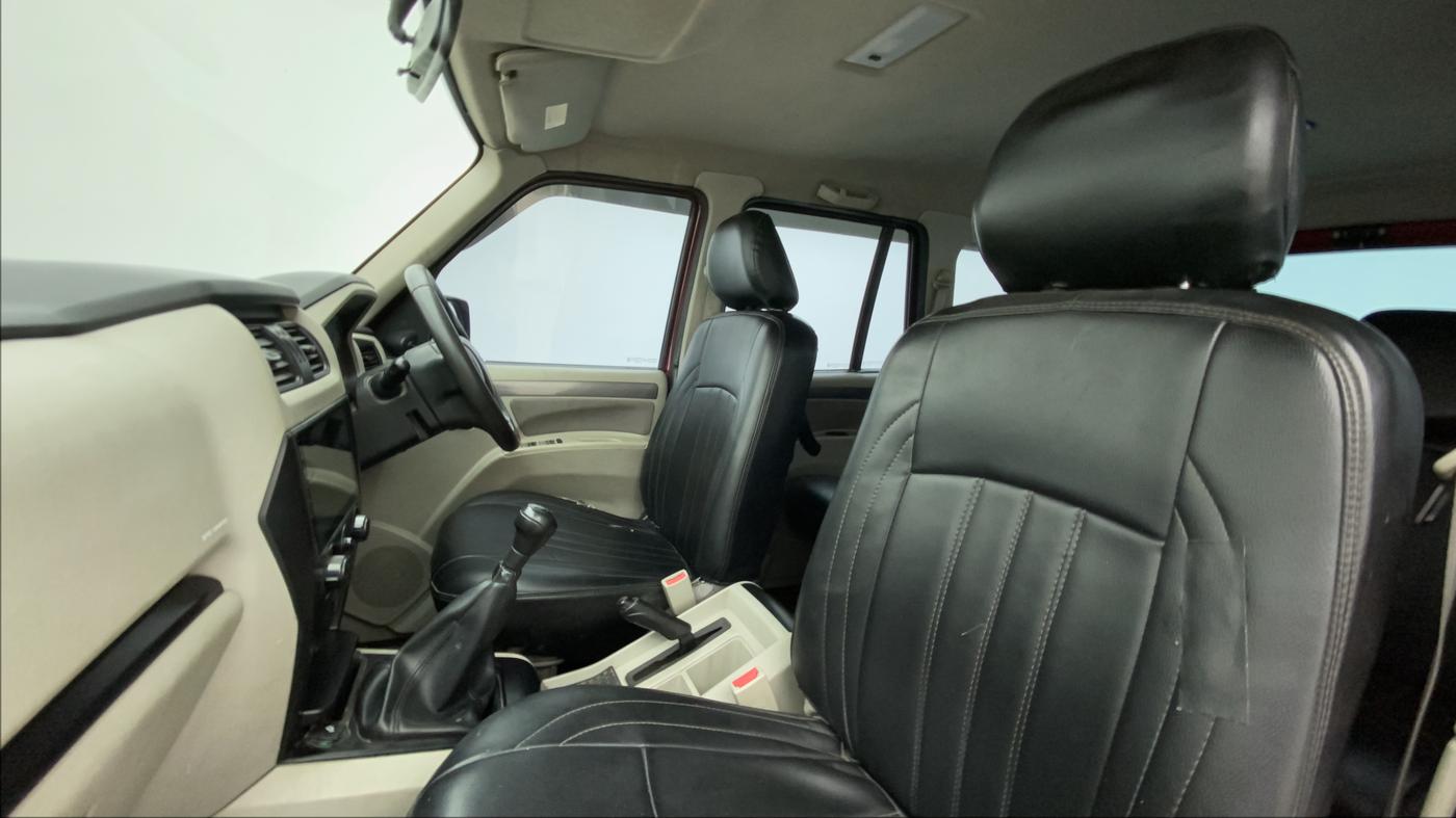 2018 Mahindra Scorpio S5, CNG, Manual, 86,360 km, Right Side Front Door Cabin
