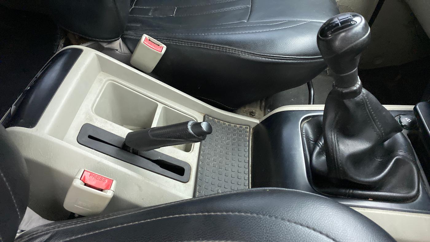 2018 Mahindra Scorpio S5, CNG, Manual, 86,360 km, Gear Lever
