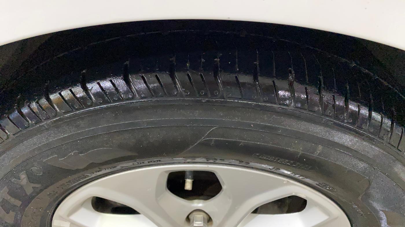 2017 Ford Figo Aspire TITANIUM 1.2 PETROL, Petrol, Manual, 52,248 km, Left Front Tyre Tread