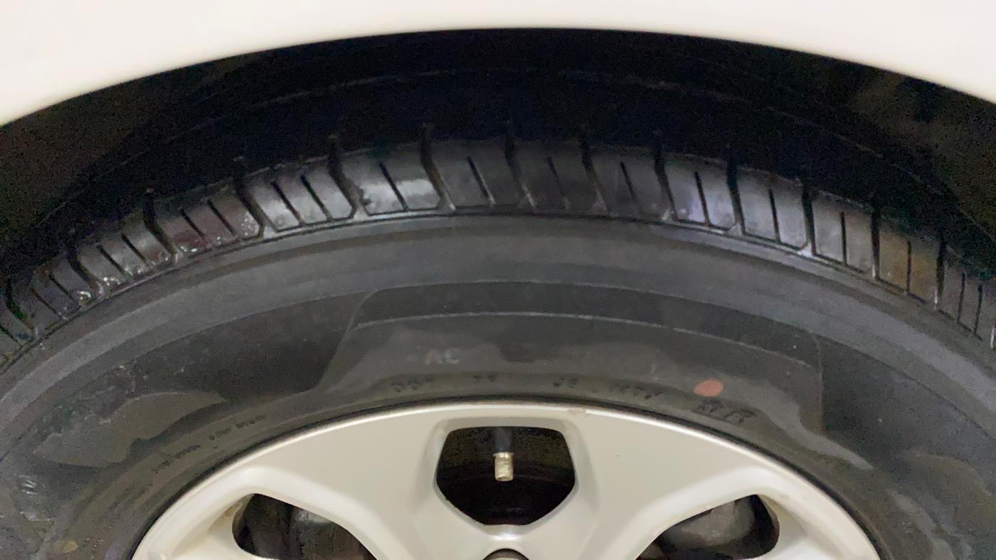 2017 Ford Figo Aspire TITANIUM 1.2 PETROL, Petrol, Manual, 52,248 km, Right Front Tyre Tread