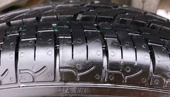 2018 Maruti Eeco 7 STR, Petrol, Manual, 40,289 km, Left Rear Tyre Tread