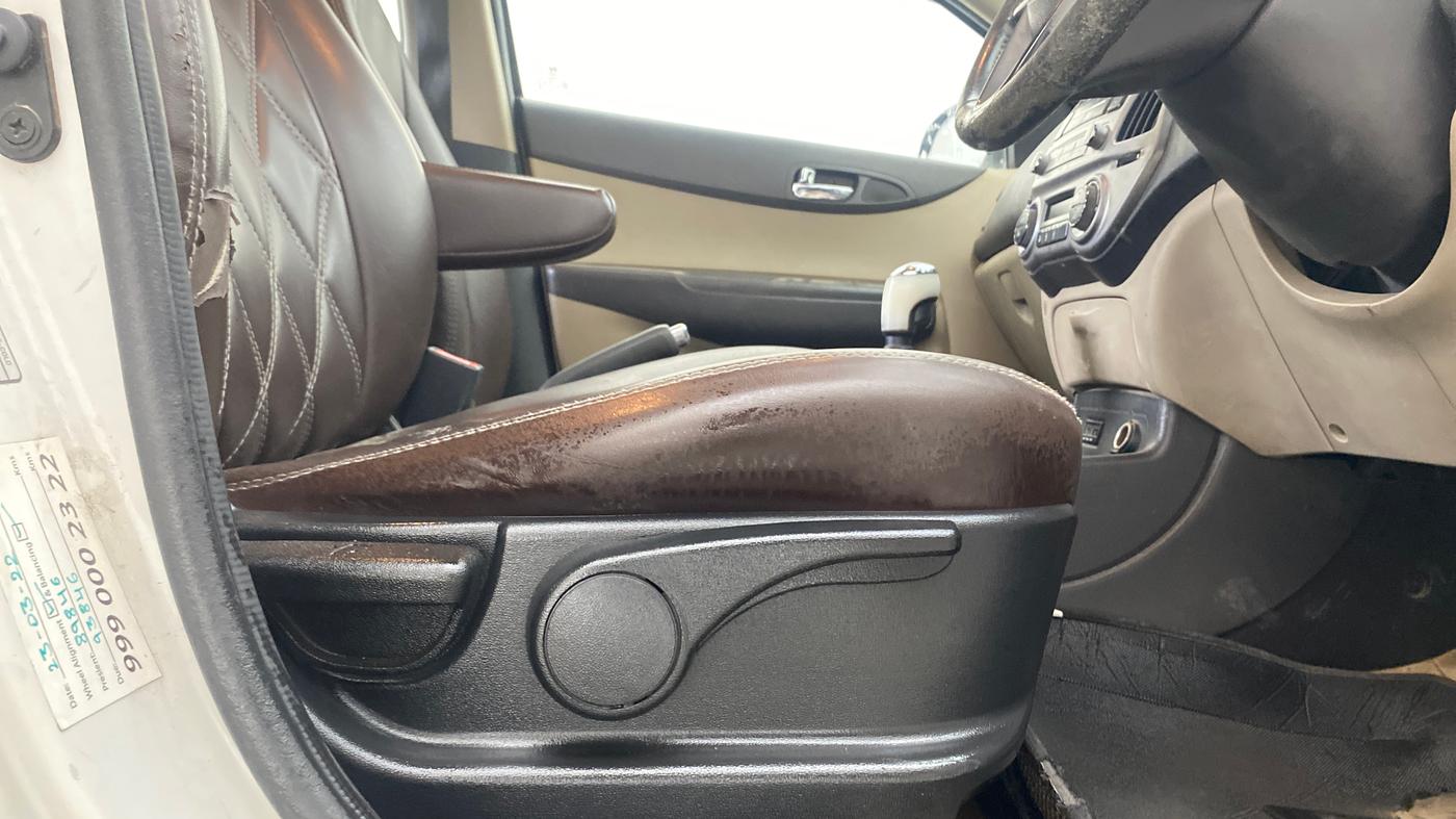 2014 Hyundai i20 ASTA 1.4 CRDI, Diesel, Manual, 1,42,812 km, Driver Side Adjustment Panel