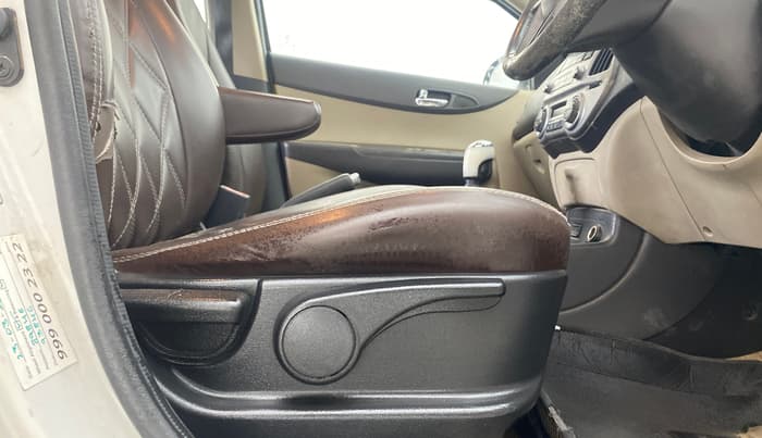 2014 Hyundai i20 ASTA 1.4 CRDI, Diesel, Manual, 1,42,812 km, Driver Side Adjustment Panel