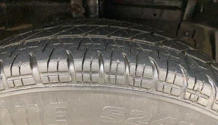 2014 Maruti Swift VDI, Diesel, Manual, 1,35,287 km, Right Front Tyre Tread