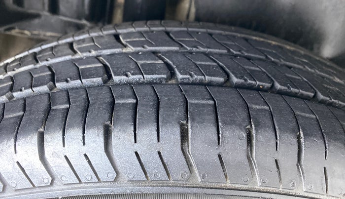 2013 Maruti Swift Dzire VXI, Petrol, Manual, 67,902 km, Right Rear Tyre Tread