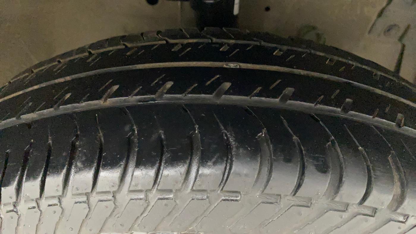 2015 Maruti Swift Dzire VXI, Petrol, Manual, 95,456 km, Right Front Tyre Tread