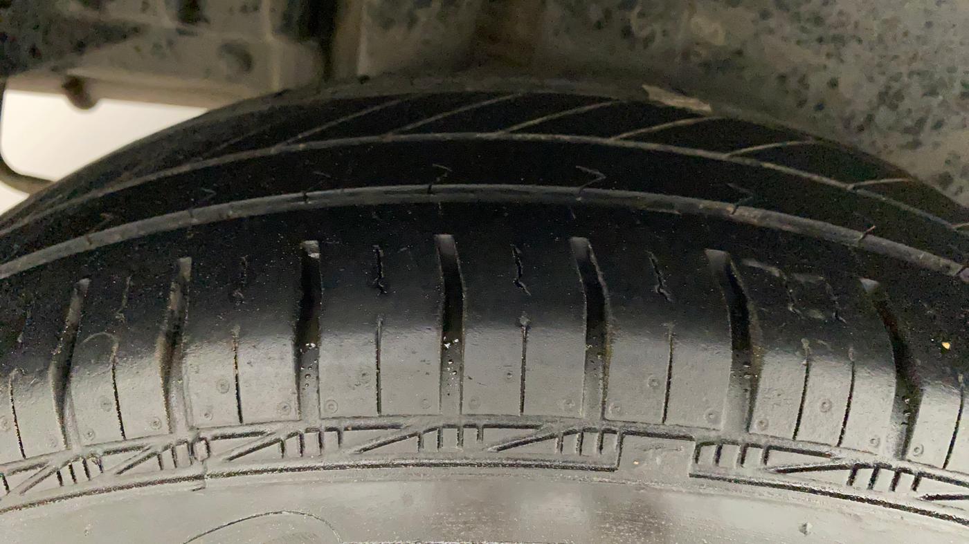 2015 Maruti Swift Dzire VXI, Petrol, Manual, 95,456 km, Right Rear Tyre Tread