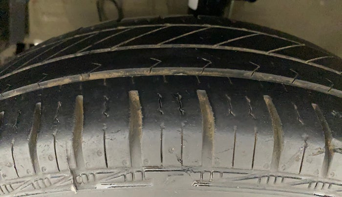 2015 Maruti Swift Dzire VXI, Petrol, Manual, 95,456 km, Left Front Tyre Tread