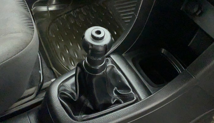 2013 Maruti Swift VXI, Petrol, Manual, 51,905 km, Gear lever - Knob cover torn