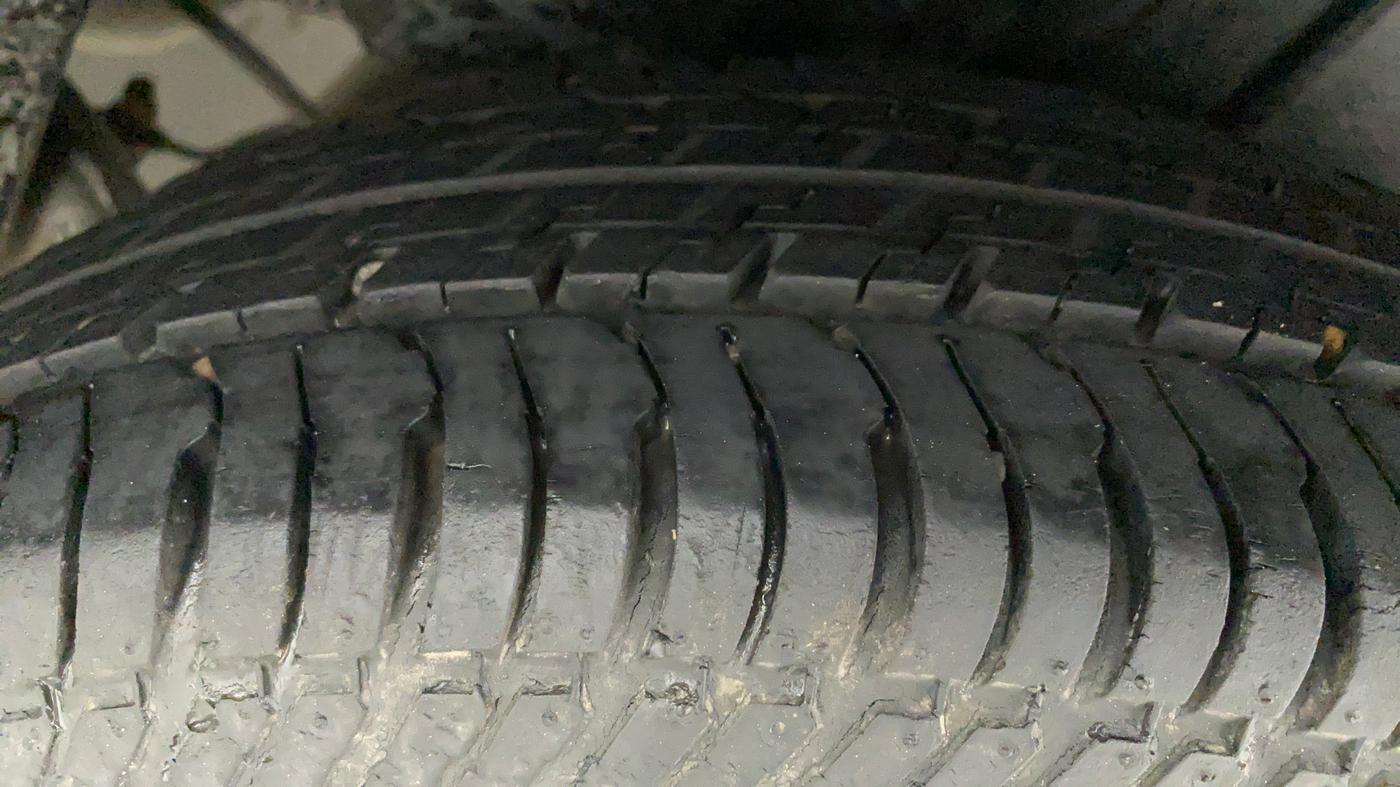 2013 Maruti Swift VXI, Petrol, Manual, 51,905 km, Left Rear Tyre Tread