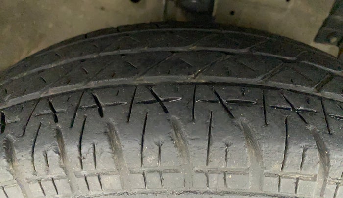 2013 Maruti Swift VXI, Petrol, Manual, 51,905 km, Right Front Tyre Tread