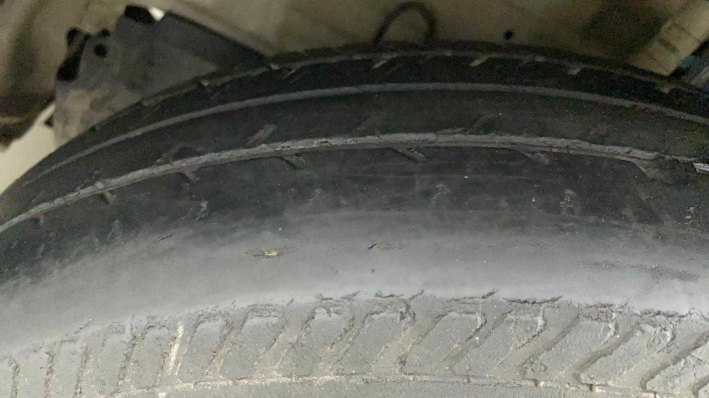 2013 Maruti Swift VXI, Petrol, Manual, 51,905 km, Left Front Tyre Tread