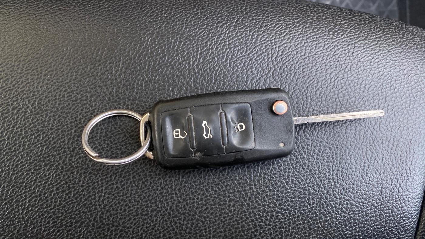 2017 Volkswagen Ameo HIGHLINE PLUS 1.5L AT 16 ALLOY, Diesel, Automatic, 1,06,109 km, Key Close Up