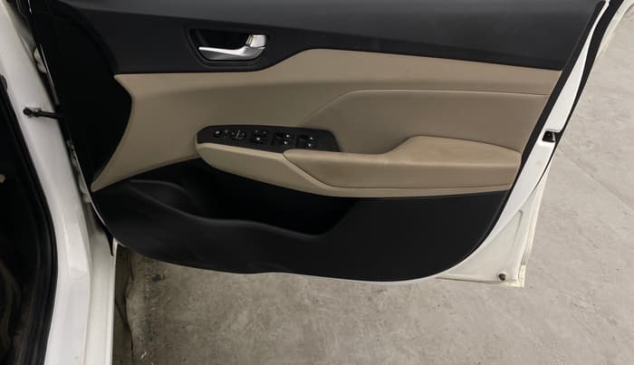 2022 Hyundai Verna SX (O)1.5 MPi, Petrol, Manual, 32,554 km, Driver Side Door Panels Control