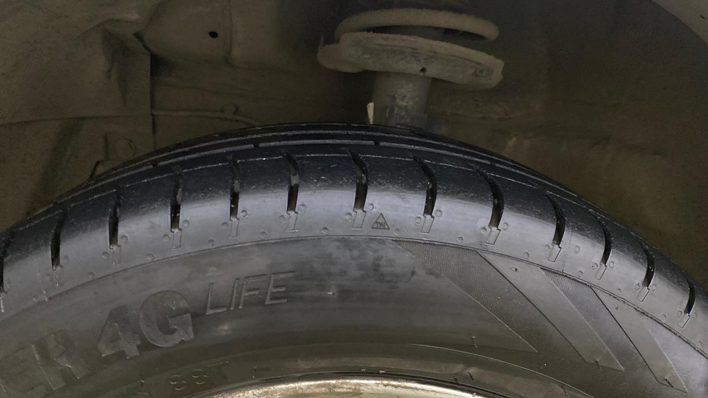 2014 Maruti Swift Dzire ZXI, Petrol, Manual, 93,338 km, Left Front Tyre Tread