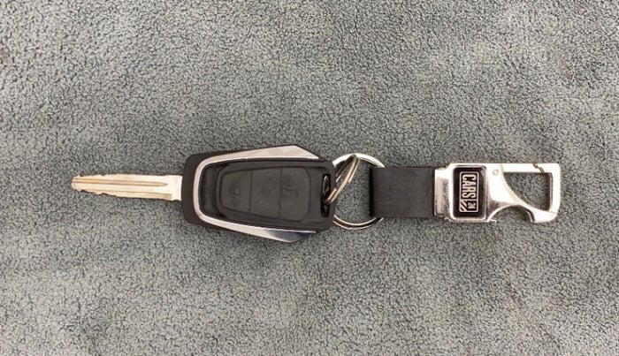 2017 Mahindra Kuv100 K4 6 STR, Petrol, Manual, 33,573 km, Lock system - Remote key not working