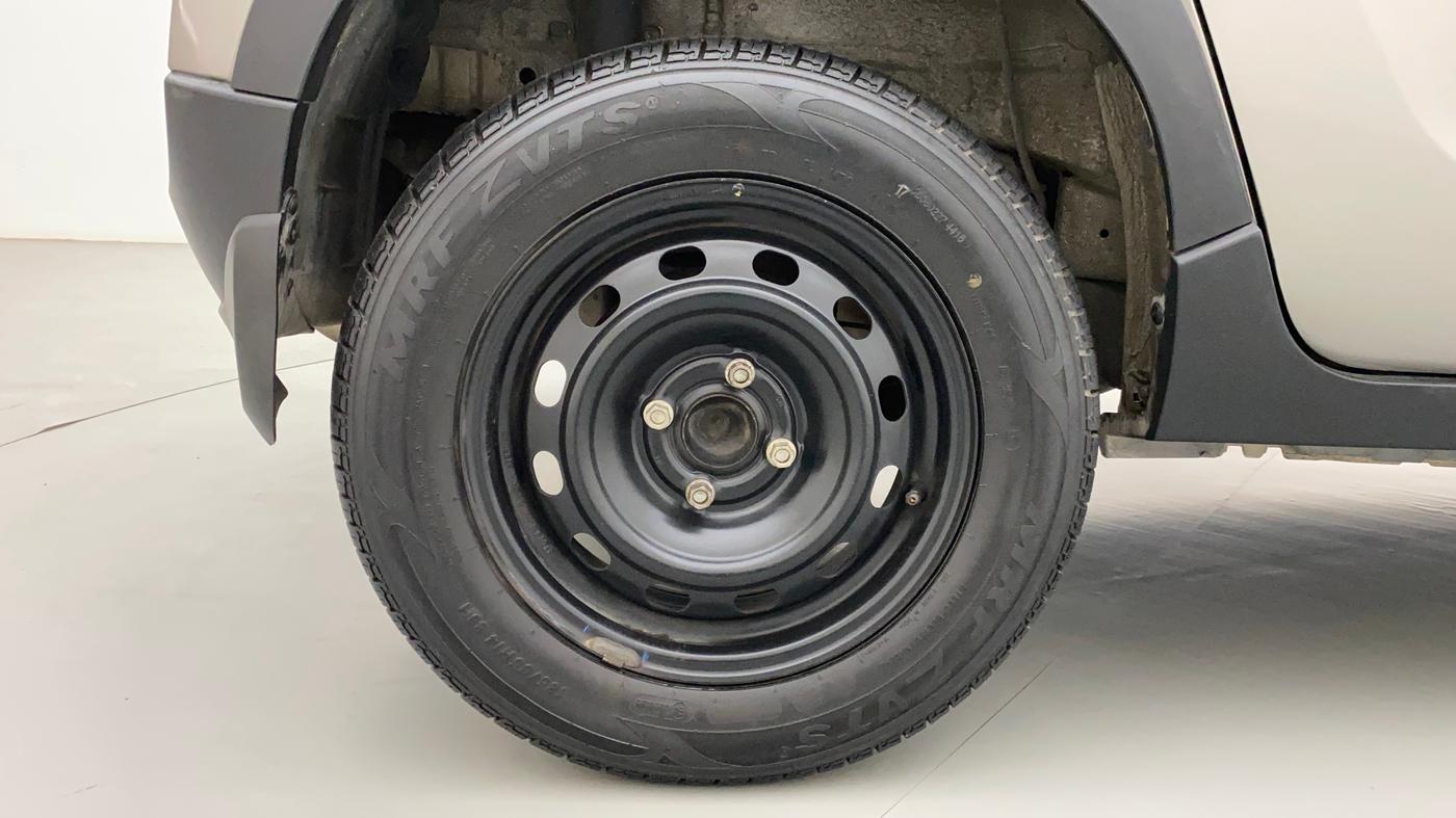2017 Mahindra Kuv100 K4 6 STR, Petrol, Manual, 33,573 km, Right Rear Wheel