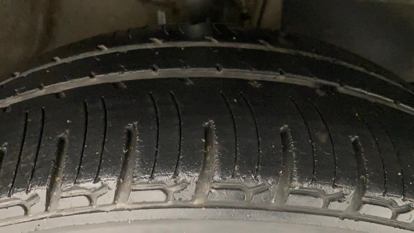2017 Mahindra Kuv100 K4 6 STR, Petrol, Manual, 33,573 km, Right Front Tyre Tread