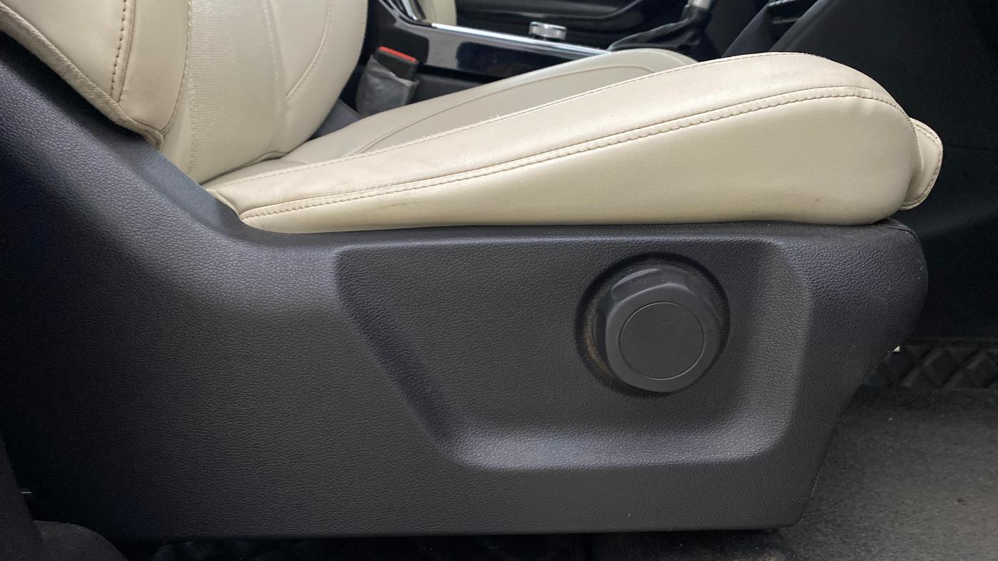 2023 Mahindra XUV700 AX 7 LUXURY D AWD AT 7 STR, Diesel, Automatic, 63,522 km, Driver Side Adjustment Panel