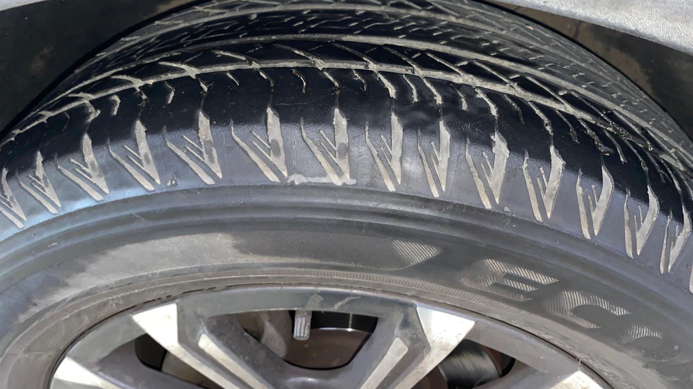 2023 Mahindra XUV700 AX 7 LUXURY D AWD AT 7 STR, Diesel, Automatic, 63,522 km, Left Front Tyre Tread