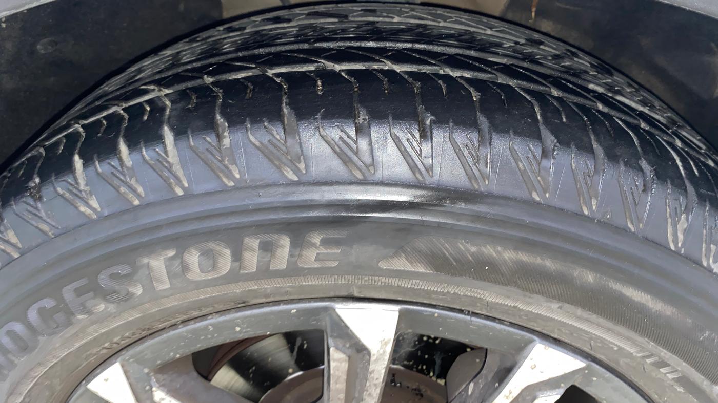 2023 Mahindra XUV700 AX 7 LUXURY D AWD AT 7 STR, Diesel, Automatic, 63,522 km, Right Front Tyre Tread