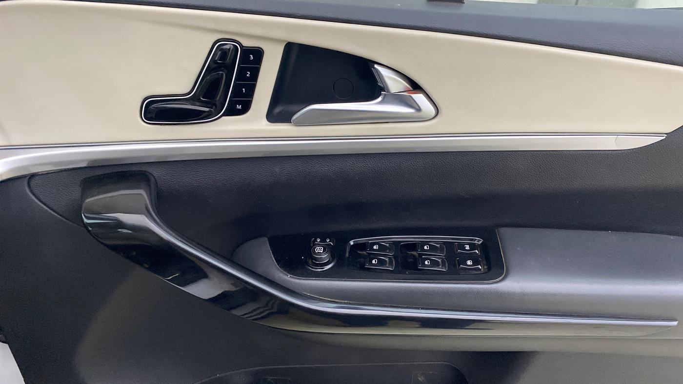 2023 Mahindra XUV700 AX 7 LUXURY D AWD AT 7 STR, Diesel, Automatic, 63,522 km, Driver Side Door Panels Control