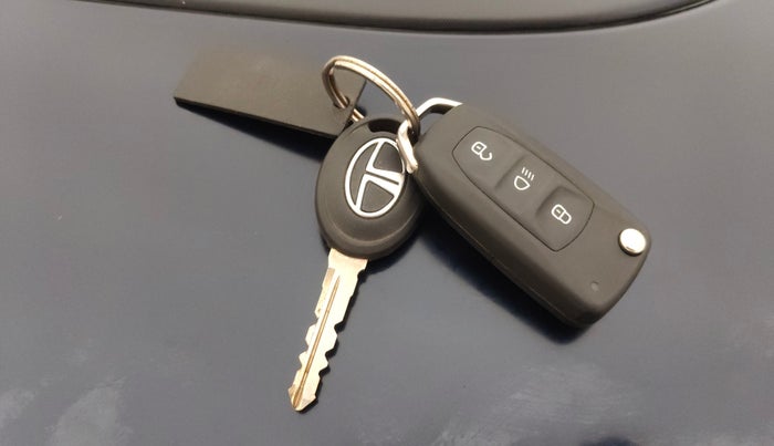 2018 Tata TIGOR XZ PLUS PETROL, CNG, Manual, 49,377 km, Key Close Up