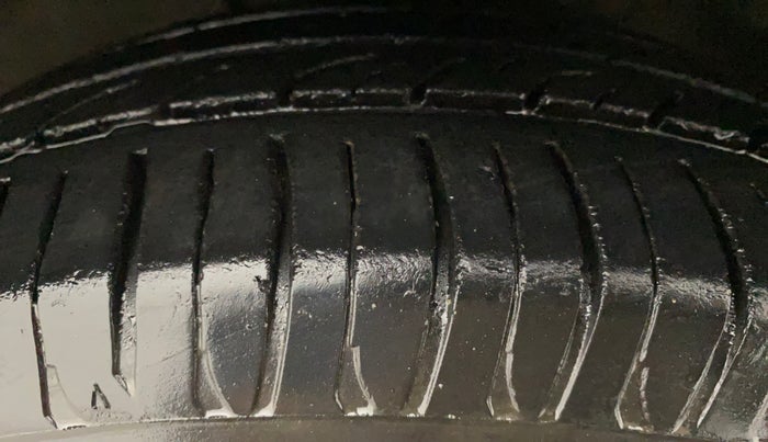 2011 Maruti Ritz ZXI, Petrol, Manual, 83,970 km, Right Front Tyre Tread
