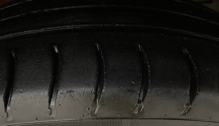 2018 Maruti Swift VDI, Diesel, Manual, 1,00,916 km, Right Front Tyre Tread