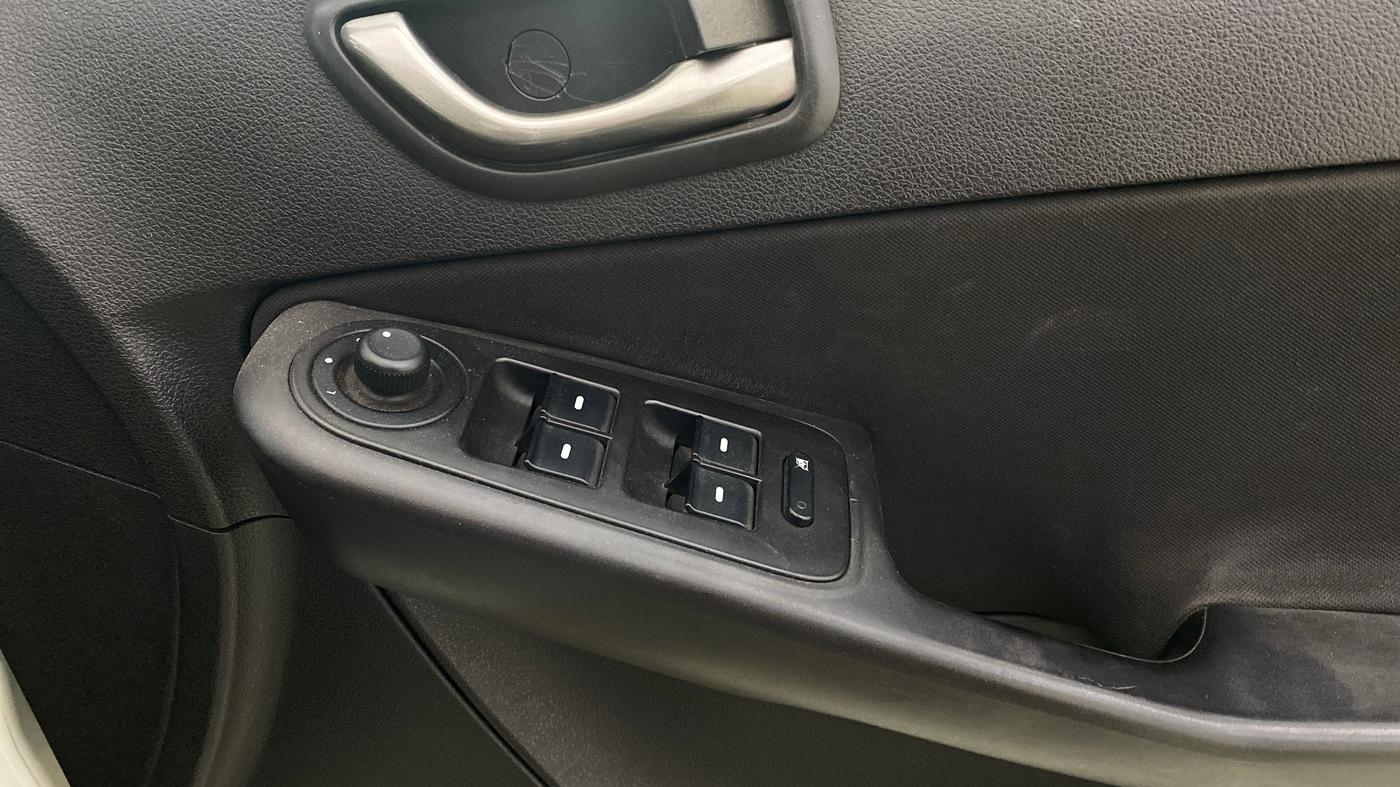 2014 Tata Zest XT PETROL, Petrol, Manual, 90,331 km, Driver Side Door Panels Control