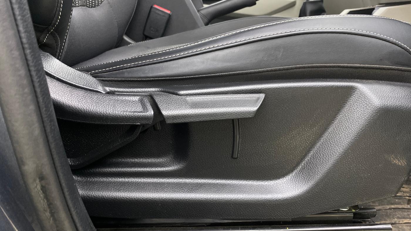 2023 KIA CARENS PRESTIGE 1.4 PETROL 7 STR, Petrol, Manual, 59,849 km, Driver Side Adjustment Panel