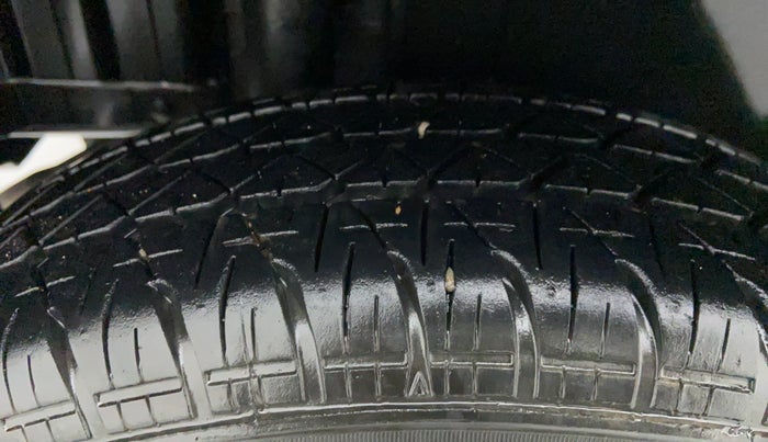 2014 Maruti Swift VXI D, Petrol, Manual, 17,908 km, Right Rear Tyre Tread