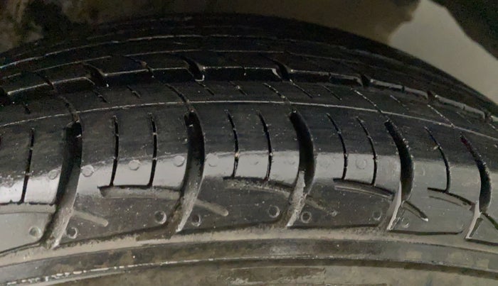 2014 Maruti Ertiga VXI CNG, CNG, Manual, 1,03,325 km, Left Rear Tyre Tread