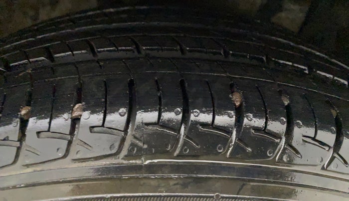 2014 Maruti Ertiga VXI CNG, CNG, Manual, 1,03,325 km, Right Rear Tyre Tread